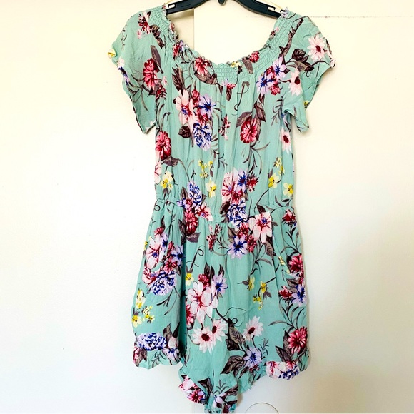 BONGO Pants - Women’s Romper. Off the shoulder. Size M. Color turquoise. Floral cute romper.